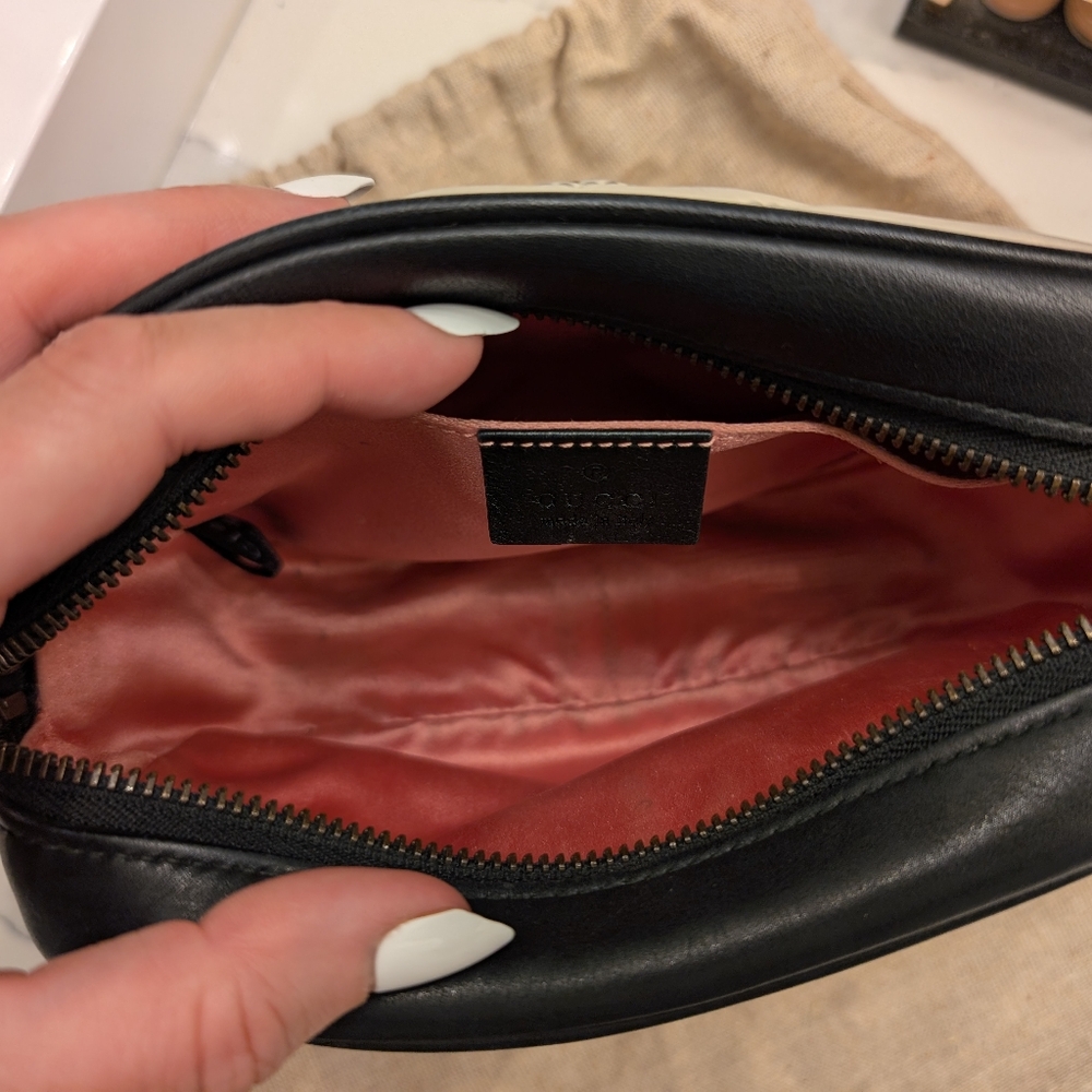 $950 DIRECT RARE Gucci Blk & Cream chevron leather camera bag! Exc condition π€ - Picture 13 of 15